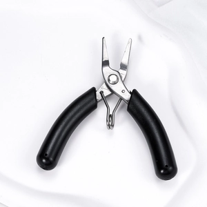 Detalle de alicates de punta plana para joyería con mango antideslizante negro y muelle
