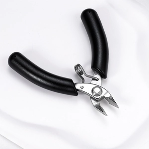 Detalle de alicates de corte para joyería con mango antideslizante negro y resorte metálico