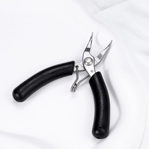 Alicate de precisión de acero inoxidable con punta curva y mango negro antideslizante