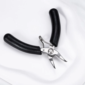 Detalle macro de alicates de precisión para joyería con mango negro y cabezal de acero
