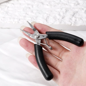 Primer plano de alicates de precisión para joyería con mango antideslizante negro en mano