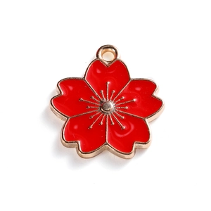 Detailopname van kersenbloesem hanger van legering met rood emaille en goud finish