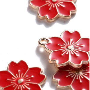 Macro-detail van de rode kersenbloesem hanger met gouden stamper en ophangoog voor sieraden