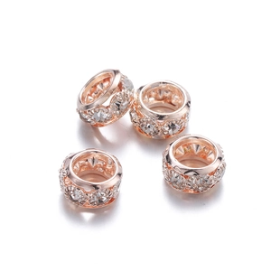 Détail de perles d'espacement en or rose serties de cristaux blancs pour bijoux DIY