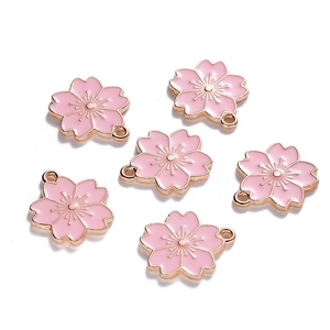 Detail van zes roze kersenbloesem hangers met gouden randen en ophanglussen voor sieraden