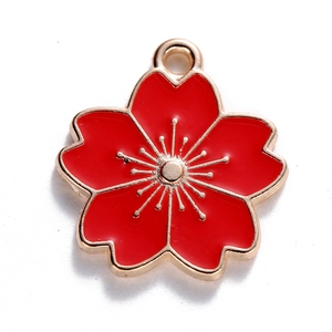 Detailopname van de rode emaille kersenbloesem hanger met gouden randen voor DIY sieraden