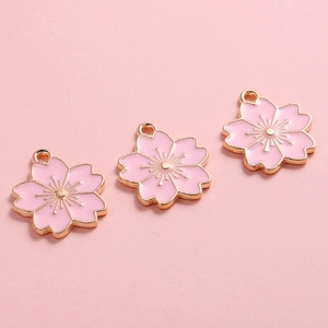 Detail van roze kersenbloesem hangers met goud plating voor DIY sieraden maken