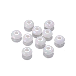 Vue macro de perles facettées en acrylique blanc iridescent 14mm pour bijoux artisanaux