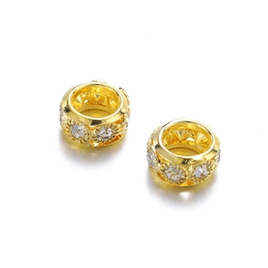Détail de perles d'espacement dorées évidées avec pierres blanches pour bijoux DIY