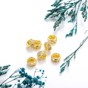 Gros plan de 6 perles d'espacement dorées avec strass pour création de bijoux