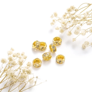 Détail de perles d'espacement dorées avec strass brillants pour bijoux faits à la main