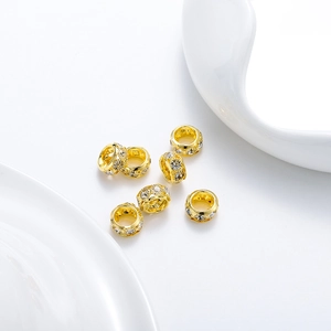 Vue macro de perles d'espacement dorées avec strass pour création de bijoux et bracelets