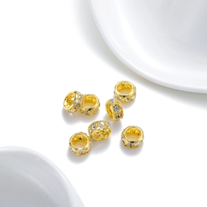 Détail macro de perles d'espacement dorées avec strass pour création de bijoux