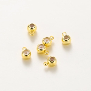 Vista macro di perline distanziatrici placcate oro 18K con inserto in silicone