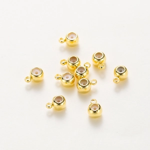 Dettaglio di perline a cursore placcate oro 18K con silicone per creazione gioielli