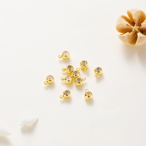 Dettaglio di perline distanziatrici placcate in oro 18K con anima bianca per gioielli