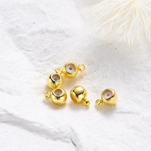 Dettaglio di perline distanziatrici placcate oro 18K con anima in silicone per gioielli