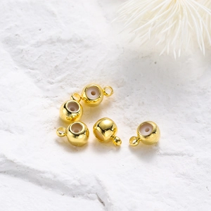 Macro di perle distanziatrici placcate oro 18K con anelli chiusi su pietra bianca