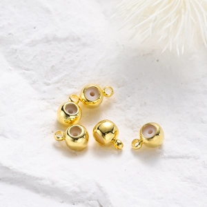 Vista macro di perline distanziatrici placcate oro 18K con interno in silicone per gioielli fai da te