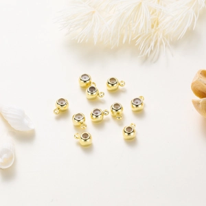 Dettaglio di perline a cursore placcate oro 18K con anima in silicone per gioielli