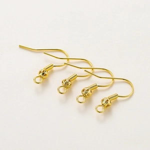 Detalle de cuatro ganchos para pendientes bañados en oro de 18K para joyas DIY