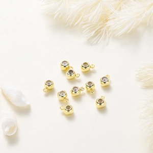 Dettaglio di perline distanziatrici in oro 18K con inserto in silicone per gioielli