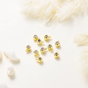 Dettaglio di perline distanziatrici placcate oro 18K con anima in silicone per gioielli