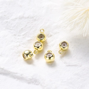 Dettaglio macro di perline di posizionamento placcate oro 18K con inserti in silicone