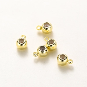 Dettaglio macro di perline di posizionamento placcate in oro 18K con inserto in silicone