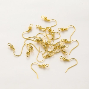 Detalle de ganchos para pendientes de latón bañado en oro de 18K para joyas DIY