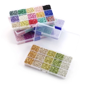 Nahaufnahme von bunten Glassplittern in einer transparenten Organizer-Box aus Kunststoff