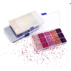 Drei 15-Gitter-Boxen mit farbigen Glassplittern für DIY-Harz und Nagelkunst-Dekoration