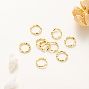 Détail des anneaux ouverts torsadés plaqués or 18K avec texture spirale pour création bijoux
