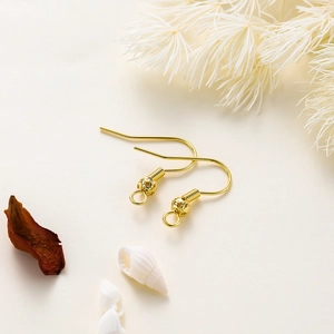 Detalle de ganchos para pendientes bañados en oro de 18K con bola y muelle para joyería DIY