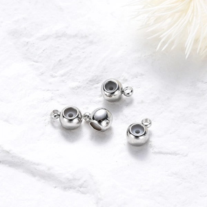 Vista macro di perline a cursore in argento 18K con silicone per creazione gioielli