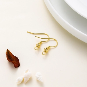 Detalle de ganchos para pendientes bañados en oro de 18K con cuentas para joyería DIY