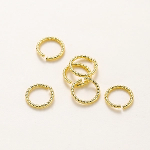 Gros plan d'anneaux de jonction torsadés plaqués or 18 carats avec texture spirale raffinée