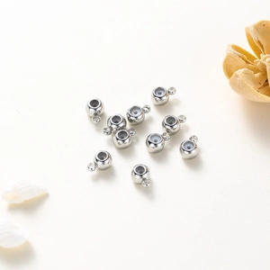 Vista macro di perline distanziatrici in argento placcato oro 18K per gioielli