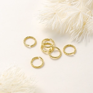 Détail de six anneaux torsadés plaqués or 18K pour la création de bijoux DIY