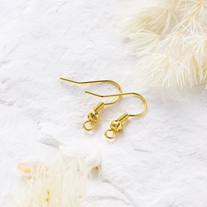 Detalle de ganchos para pendientes bañados en oro 18K con cuentas para creación de joyas