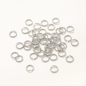 Gros plan d'anneaux de jonction torsadés en argent pour la création de bijoux DIY
