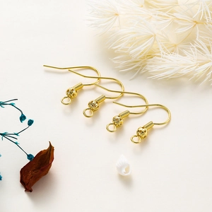 Detalle de ganchos para pendientes bañados en oro 18K con espiral y perla hueca