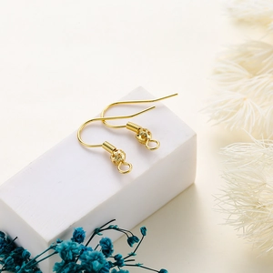Detalle de ganchos para pendientes bañados en oro de 18K para fabricación de joyas
