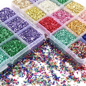 Makroaufnahme von buntem Glasgranulat für DIY-Bastelarbeiten und Dekorationen