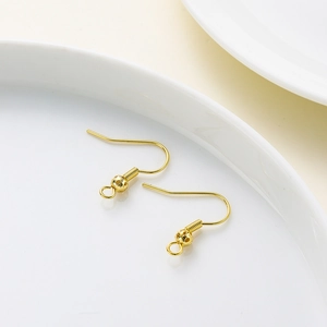 Detalle de ganchos para pendientes bañados en oro de 18K con muelle y cuenta para DIY