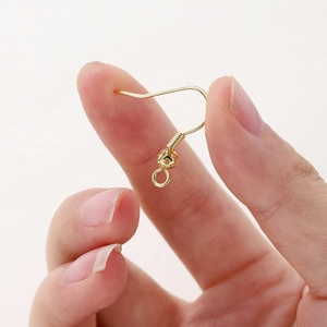 Primer plano de ganchos para pendientes bañados en oro de 18K para crear joyas DIY