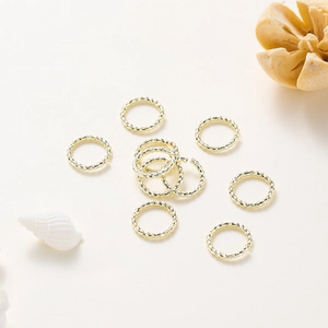 Détail des anneaux de jonction torsadés plaqués or 18K pour la création de bijoux DIY