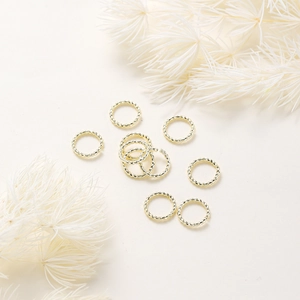 Détail d'anneaux ouverts en plaqué or 18K avec texture torsadée pour création bijoux