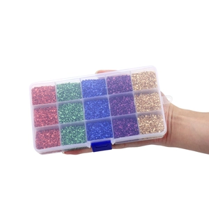 Detailansicht einer 15-Gitter-Box gefüllt mit bunten dekorativen Glasfragmenten für DIY