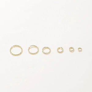 Détail de différentes tailles d'anneaux de jonction torsadés plaqués or 18K pour bijoux DIY